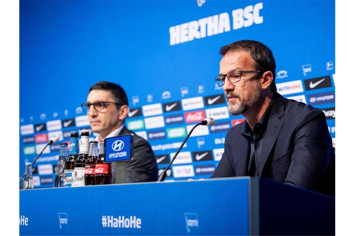 Tayfun Korkut (l) wurde von Fredi Bobic als neuer Trainer bei Hertha BSC eingestellt. Foto: Jan-Philipp Burmann/Hertha BSC/Pool/dpa