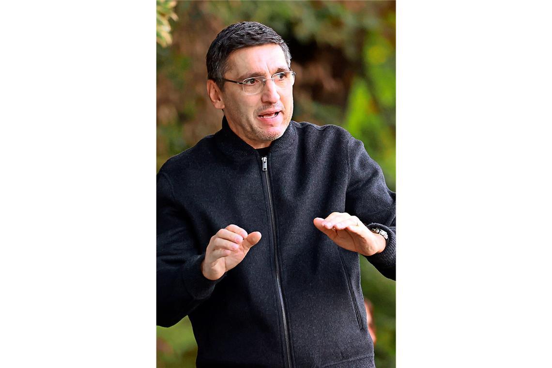 Tayfun Korkut schaut gespannt auf das Spiel des VfB in Istanbul.