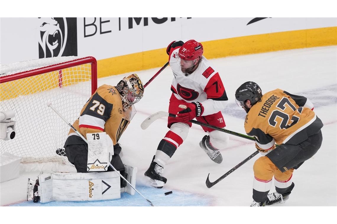 Taylor Hall (Mitte) traf früh zum 1:0 für die Hurricanes.