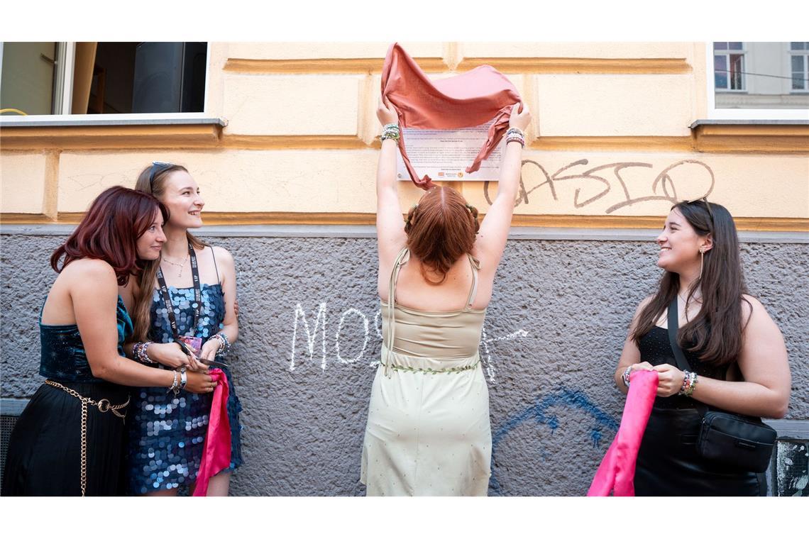 Taylor-Swift-Fans enthüllen eine Gedenktafel.