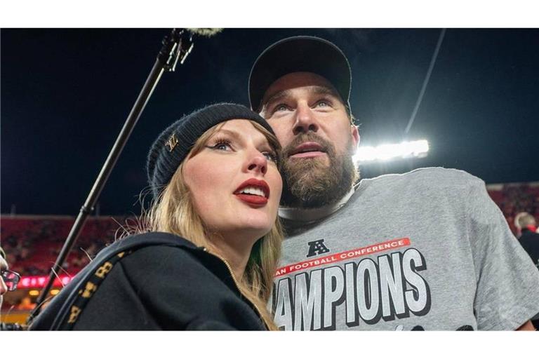 Taylor Swift gibt ihr Debüt im Podcasts ihres Partners Travis Kelce.