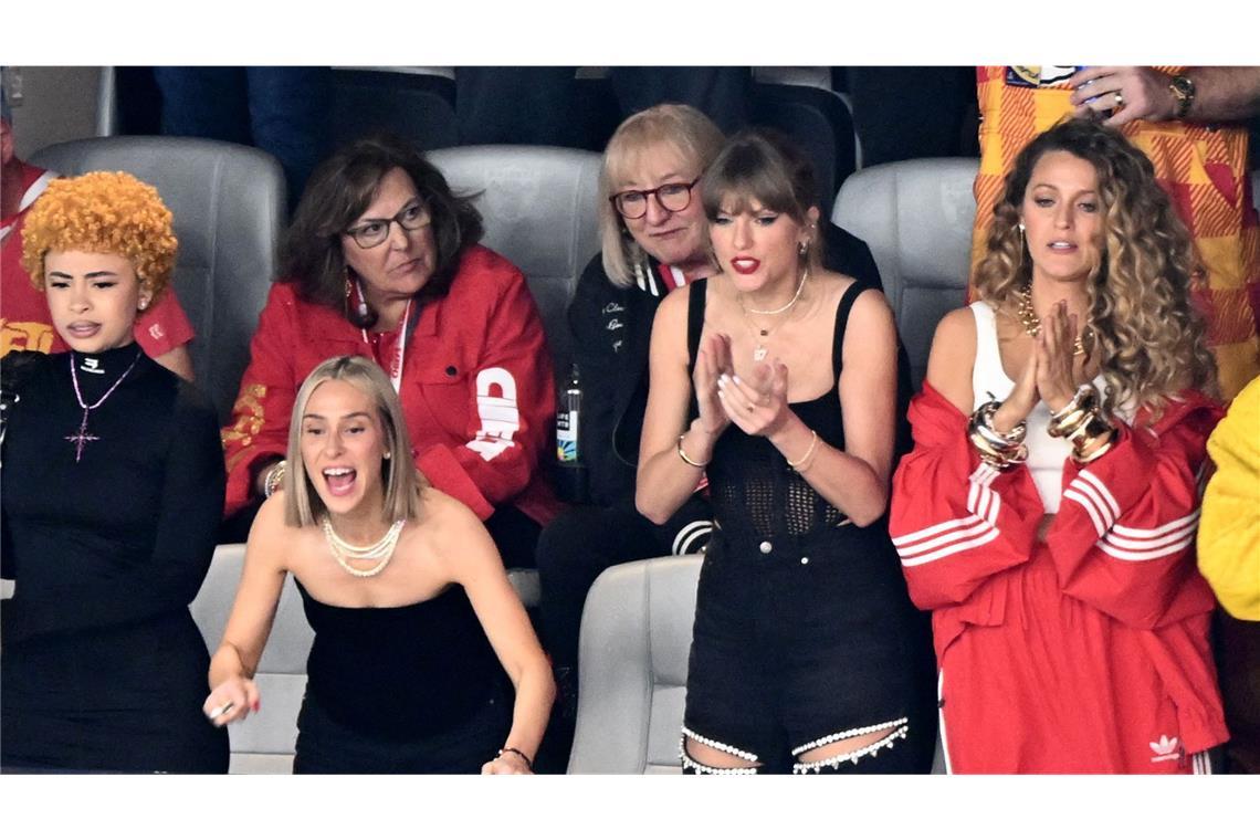 Taylor Swift kam mit ihrer Freundin Blake Lively (rechts) ins Stadion.