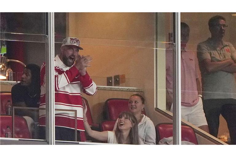 Taylor Swift mit ihrem Verlobten Travis Kelce