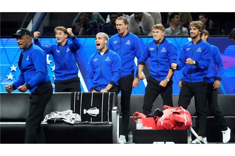 Team Europa mit dem Deutschen Alexander Zverev (4. v. l.) liegt beim Laver Cup gegen Team Welt in Führung.