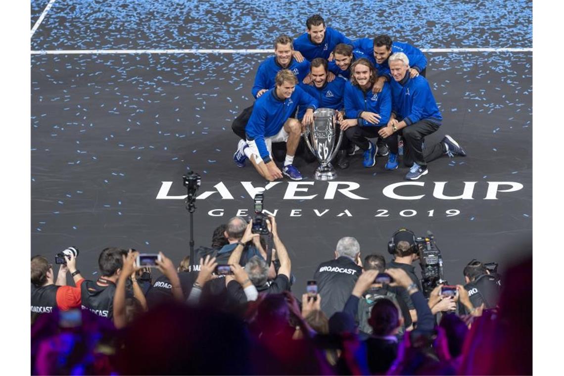 Team Europa posiert nach dem Sieg beim Laver Cup mit der Trophäe. Foto: Martial Trezzini/KEYSTONE