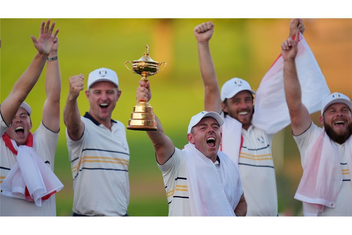 Team Europas Rory McIlroy halt dem Sieg im Ryder Cup auf dem auf dem Bethpage Black Golfplatz die Trophäe.