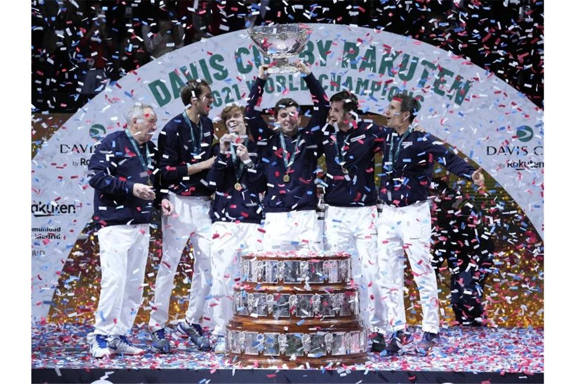 Team Russland feiert den insgesamt dritten Davis-Cup-Triumph. Foto: Bernat Armangue/AP/dpa