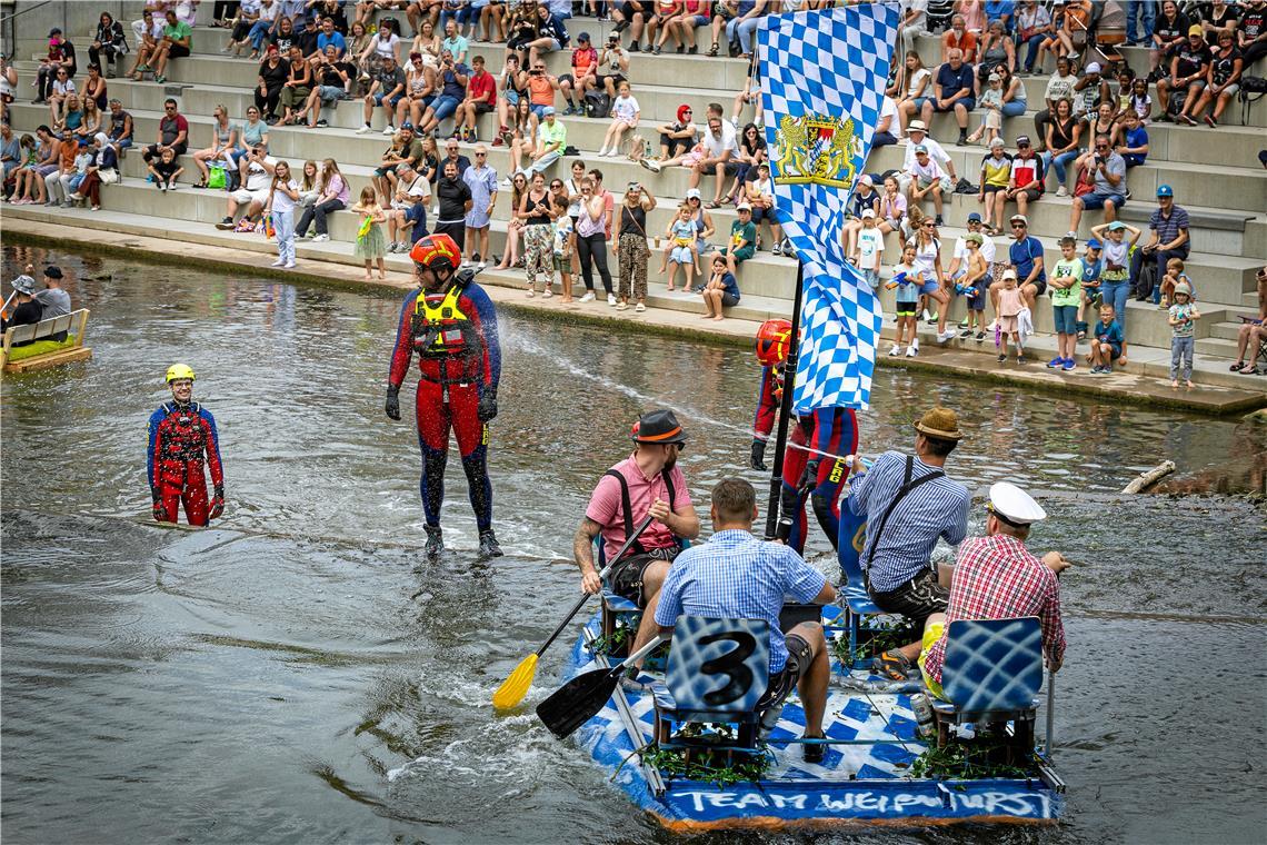 Team Weißwurst attackiert die Rettungskräfte vom DLRG.