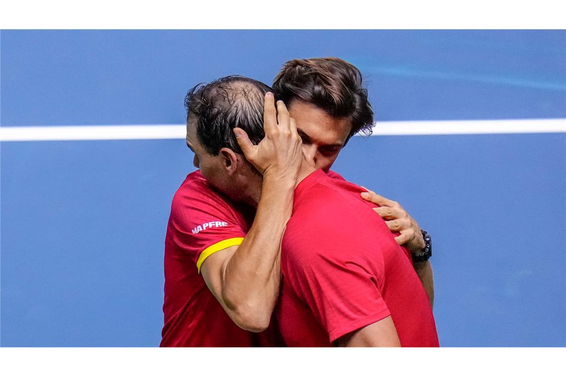 Aus im Davis Cup: Tennis-Karriere von Nadal vorbei Teamchef David Ferrer tröstet Superstar Rafael Nadal nach der Niederlage in dessen letztem Spiel.