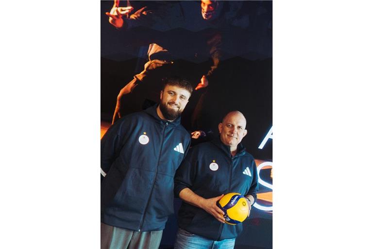 Teammanager Moritz Zeithammel (li.) und Aurel Irion, der Geschäftsführer des Volleyball-Bundesligisten Allianz MTV Stuttgart, freuen sich auf die Zusammenarbeit mit Adidas.