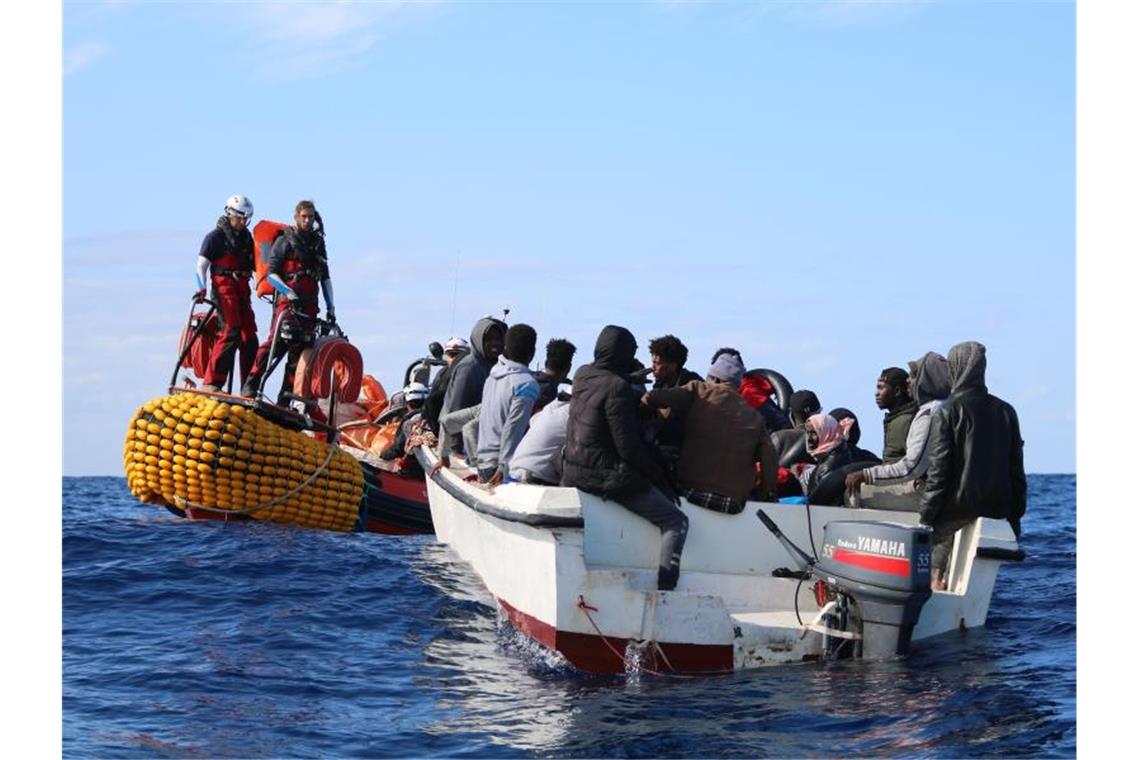 „Ocean Viking“ erreicht Tarent mit 159 Migranten an Bord Teammitglieder der „Ocean Viking“ nähern sich einem Boot in Seenot in den Gewässern vor Libyen. Foto: Hannah Wallace Bowman/MSF/AP/dpa/Archiv