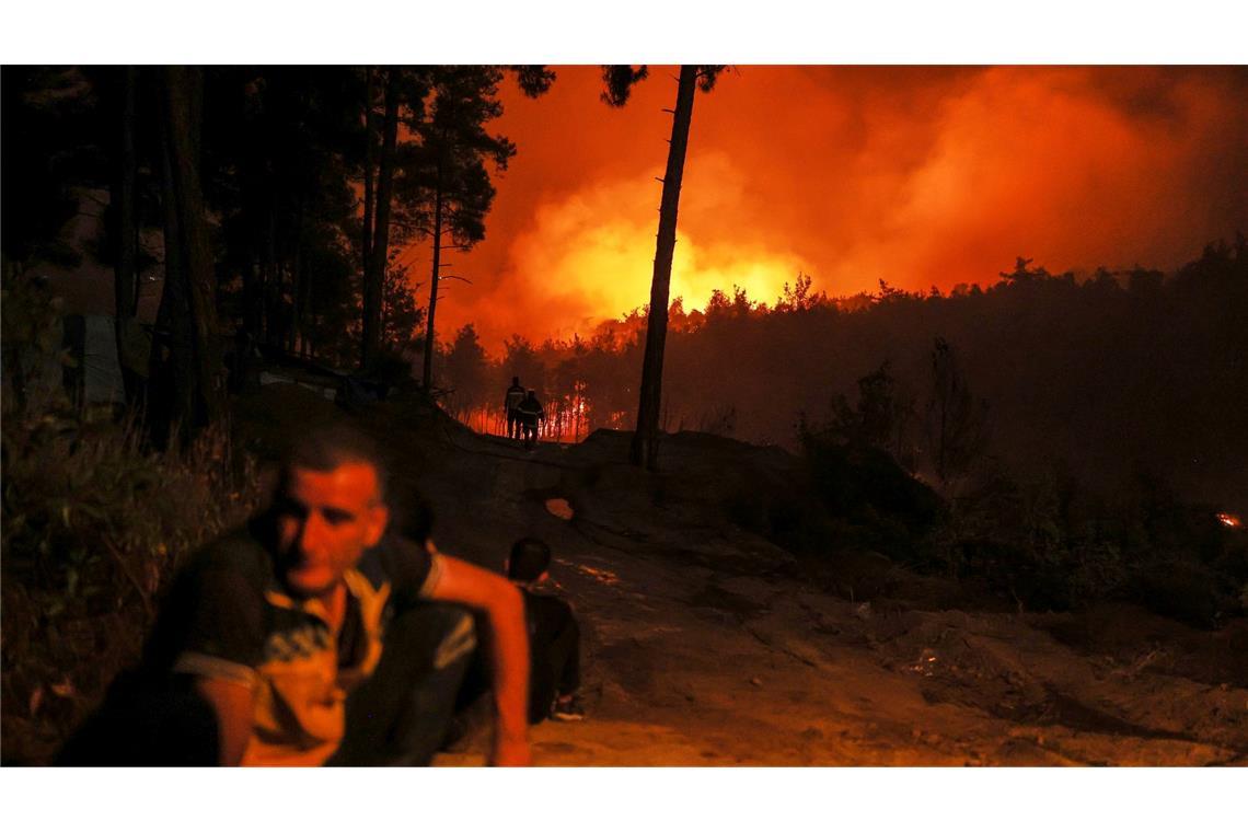 Bilder des Tages Teams des syrischen Zivilschutzes und Freiwillige bekämpfenden zehnten Tag in Folge die Flammen eines Waldbrandes in der Nähe der Stadt Kasab in der Provinz Latakia.