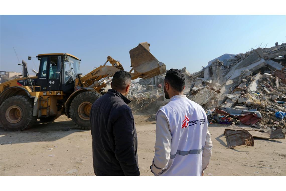 Arzt aus Gaza: Kein Waffenstillstand – „Wir brauchen ein Ende dieses Krieges“ Teams von Ärzte ohne Grenzen haben einen Bulldozer gemietet, um die Trümmer der beschädigten Klinik des Gesundheitsministeriums zu beseitigen. In der Stadt Dschabalia im Norden des Gazastreifens richten die Teams eine neue MSF-Klinik ein (Archivfoto).