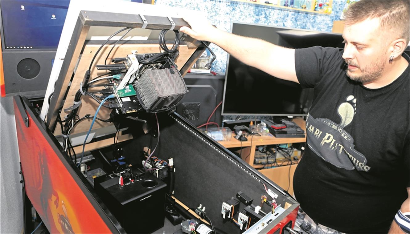 Virtuelle Spielhallenromantik Technik, Technik, Technik. Laut Jens Leiensetter ist das aber alles halb so wild: „Wer einen Computer hochfahren kann, hat schon die Hälfte geschafft.“ Foto: A. Palmizi