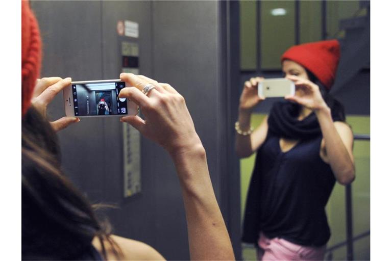 Technikbegeistert, immer online, aber auch gesundheits- und umweltbewusst: Das ist nach einer aktuellen Umfrage die Generation Z. Foto: Lisa Forster/dpa
