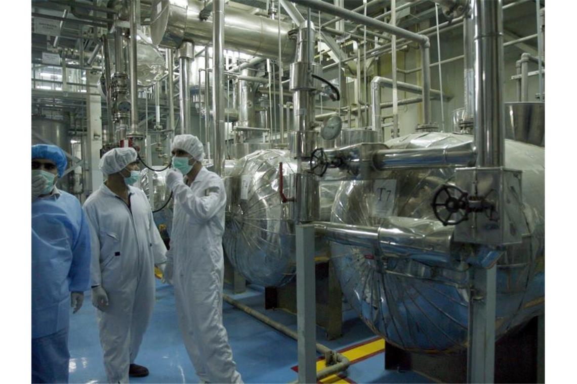 Atomdeal in Gefahr: Iran beschleunigt Urananreicherung Techniker der Internationalen Atomenergiebehörde IAEO inspizieren eine Uranumwandlungsanlage in Isfahan. Foto: Taherkenareh/Archiv/EPA/dpa