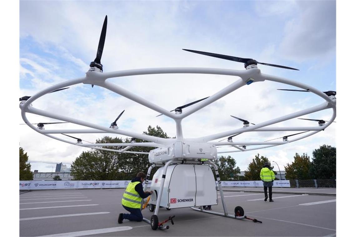Volocopter lässt Schwerlastdrohne öffentlich fliegen Techniker stehen nach dem Premierenflug an der Schwerlastdrohne Volodrone. Foto: Marcus Brandt/dpa
