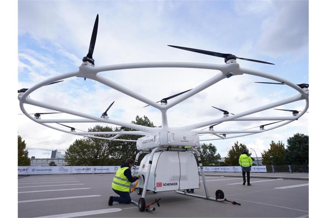 Techniker stehen nach dem Premierenflug an der Schwerlastdrohne Volodrone. Foto: Marcus Brandt/dpa