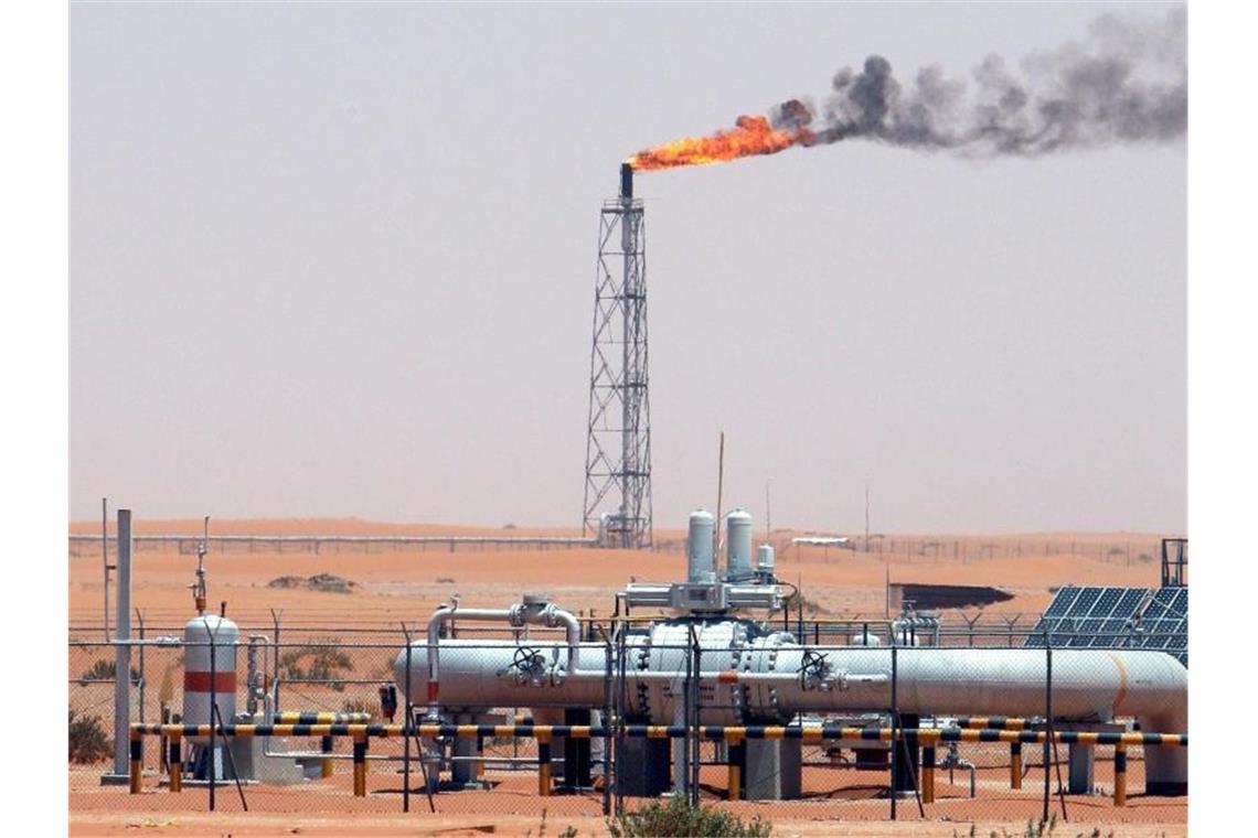 Technische Anlagen auf dem Khurais-Ölfeld in Saudi-Arabien (Archiv). Die Opec+ besteht aus der in Wien ansässigen Organisation erdölexportierender Länder und aus kooperierenden Ländern wie Russland. Foto: Ali Haider/EPA/dpa