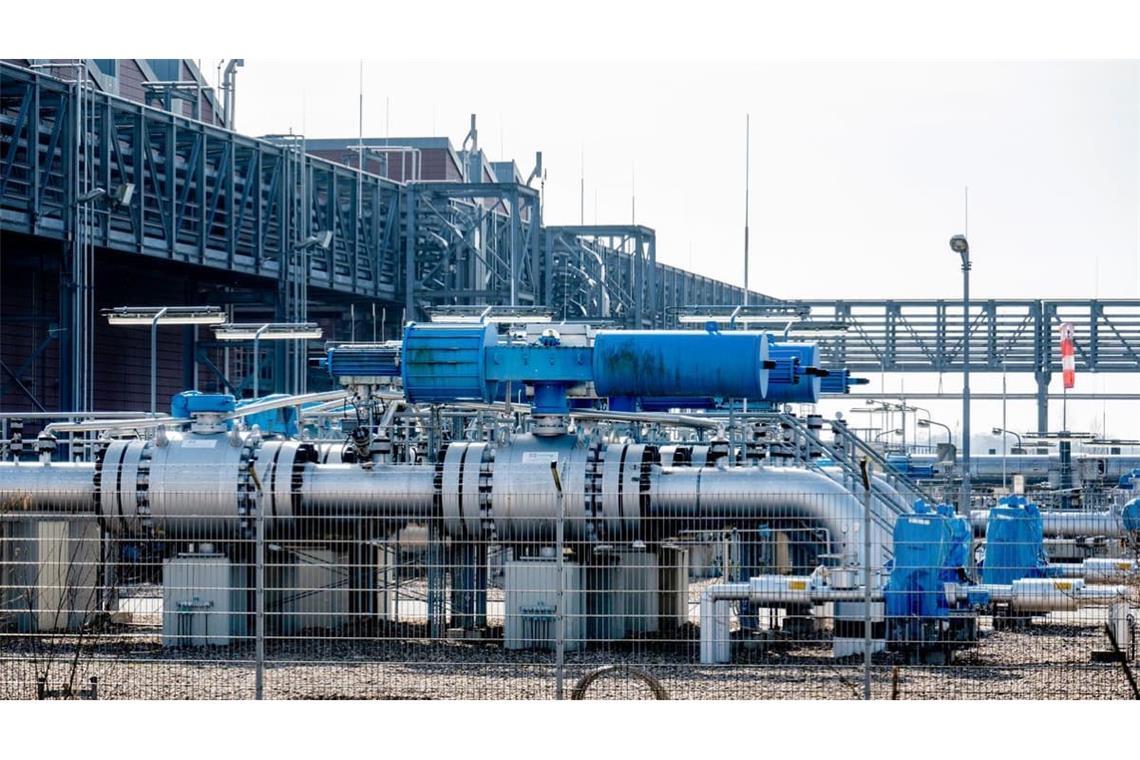 Technische Anlagen zur Speicherung von Erdgas in unterirdischen Kavernen stehen auf dem Gelände der Speicherstation Etzel ESE.
