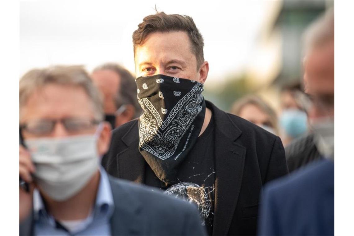 Technologieunternehmer Elon Musk kommt zu einem Besuch des Unternehmens Curevac. Foto: Sebastian Gollnow/dpa