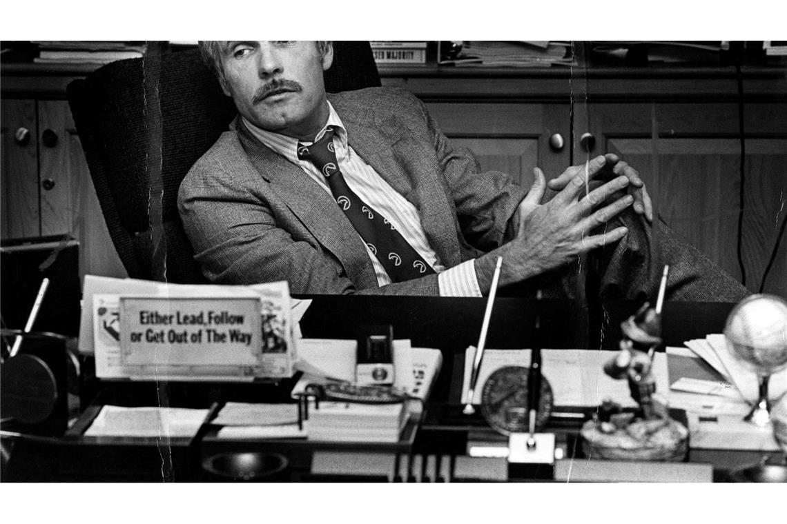 Ted Turner sitzt 1982 an seinem Schreibtisch im CNN Center.