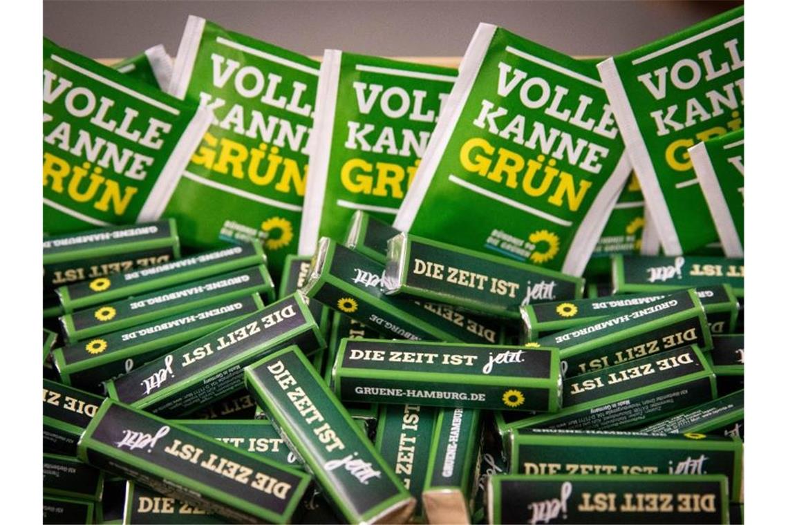 Deutlicher Mitgliederzuwachs für Grüne und Grüne Jugend Teebeutel und Bonbons liegen am Eingang zu einer Wahlkampf-Diskussion von Bündnis 90/Die Grünen. Foto: Christian Charisius/dpa/Archivbild