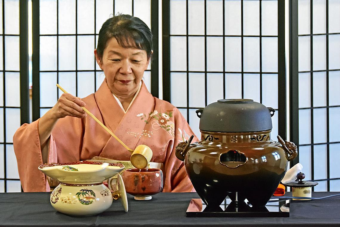 VHS-Kurs zur japanischen Teezeremonie kommt gut an Teelehrerin Yaeko Heinisch führt vor, wie der Tee richtig zubereitet wird. Foto: Tobias Sellmaier