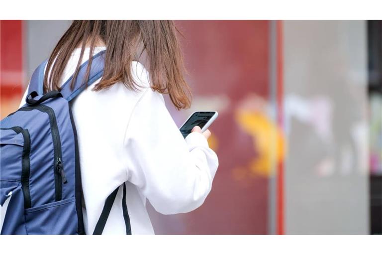 Teenager mit Smartphone in der Hand: In Reutlingen war eine 18-Jährige so sehr von ihrem Telefon abgelenkt, dass sie gegen eine Glassscheibe gelaufen ist (Symbolfoto).
