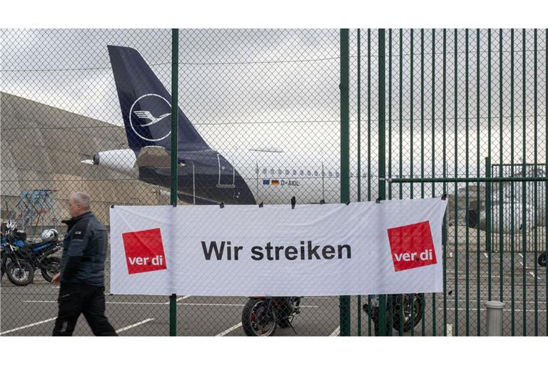 Teil der Abmachung zwischen Lufthansa und der  Gewerkschaft Verdi ist eine Inflationsausgleichsprämie von 3000 Euro. (Archivbild)