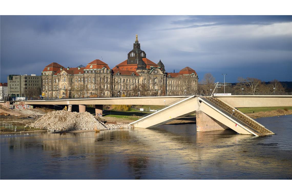 Marode Brücken: Bericht sieht viel höheren Sanierungsstau Teile der Carolabrücke in Dresden stürzten im September in die Elbe. (Archivbild)