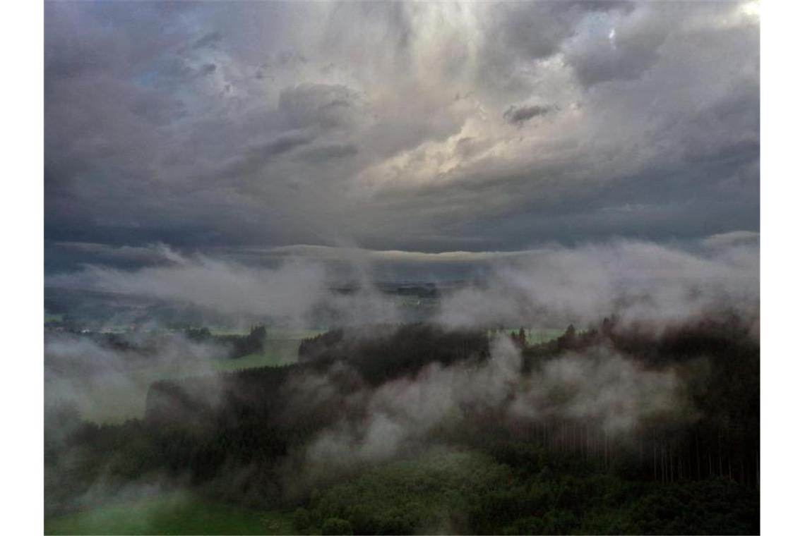 Heftige Unwetter in Bayern und Hessen Teile des Dachs des Opernhauses liegen auf dem Boden. Foto: Christoph Schmidt/dpa