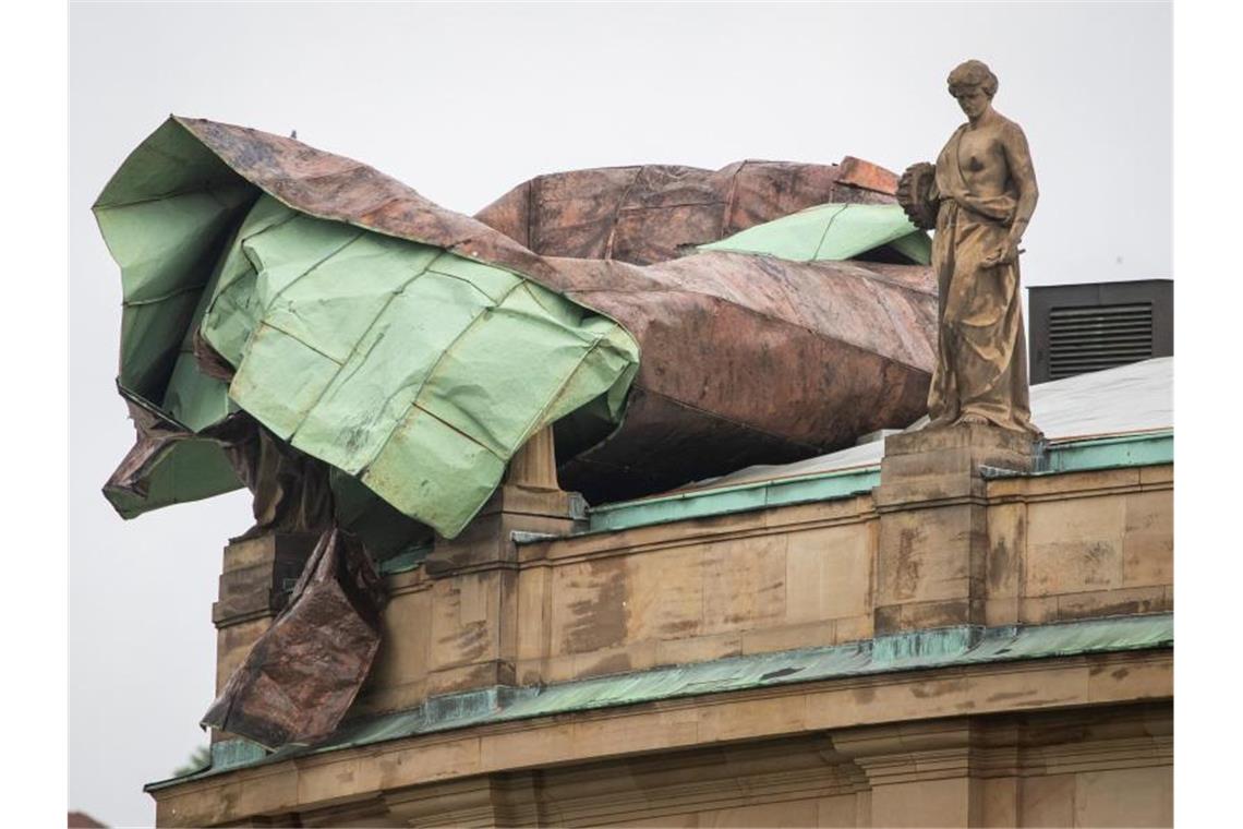 Opernsanierung: Demoliertes Dach als Denkmal im Gespräch Teile des Dachs des Opernhauses sind von einem Unwetter stark beschädigt worden. Foto: Christoph Schmidt/dpa/archivbild