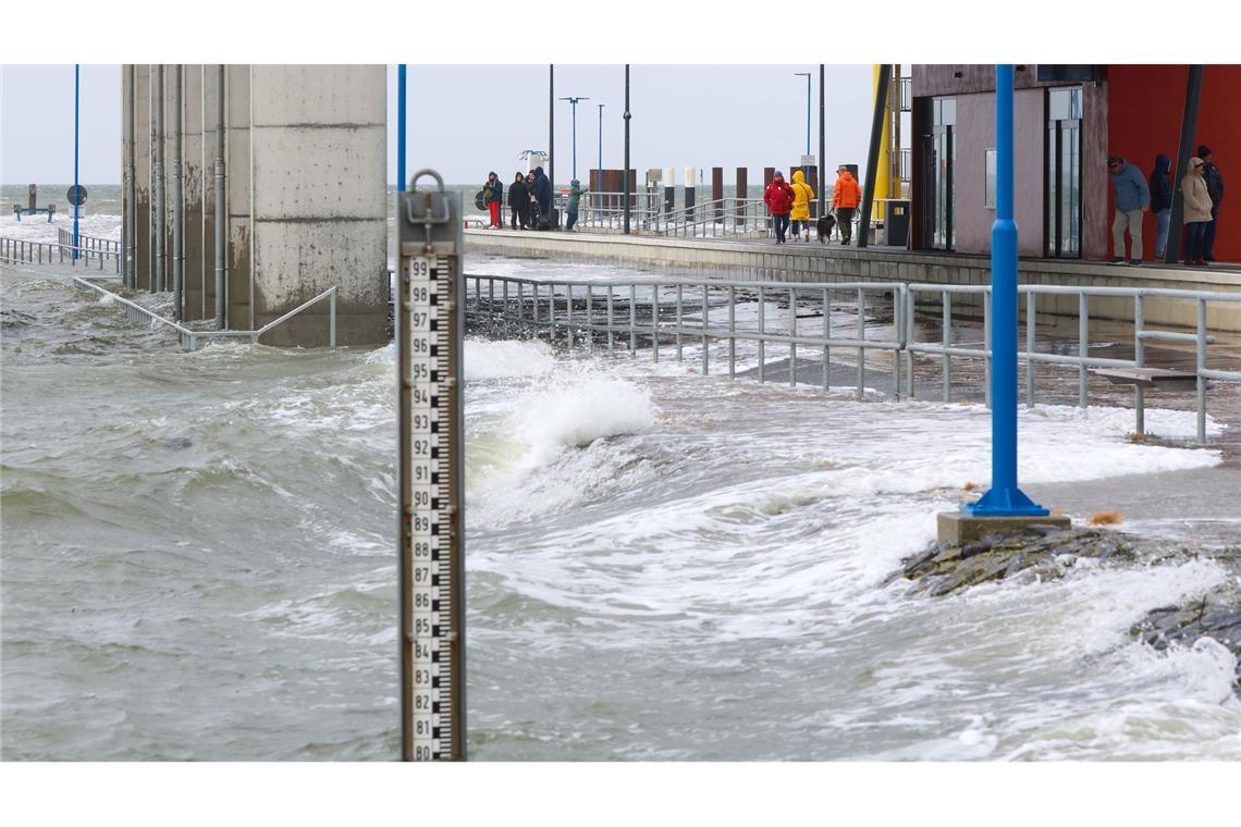 Teile des Fährhafens von Dagebüll werden bei einer Sturmflut überflutet.