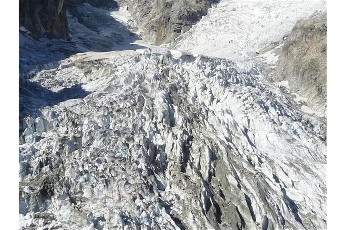 Teile des gewaltigen Planpinceux-Gletschers am Mont Blanc drohen auf italienischer Seite wegen steigender Temperaturen abzustürzen. Foto: Comune di Courmayeur/Fondazione Montagna Sicura/AP/dpa