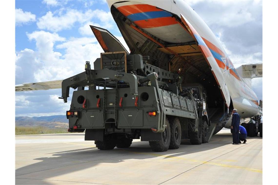Teile des Raketenabwehrsystems S-400 aus Russland werden auf dem Luftwaffenstützpunkt Mürted aus einer russischen Antonow entladen. Foto: Turkish Defense Ministry/XinHua/dpa