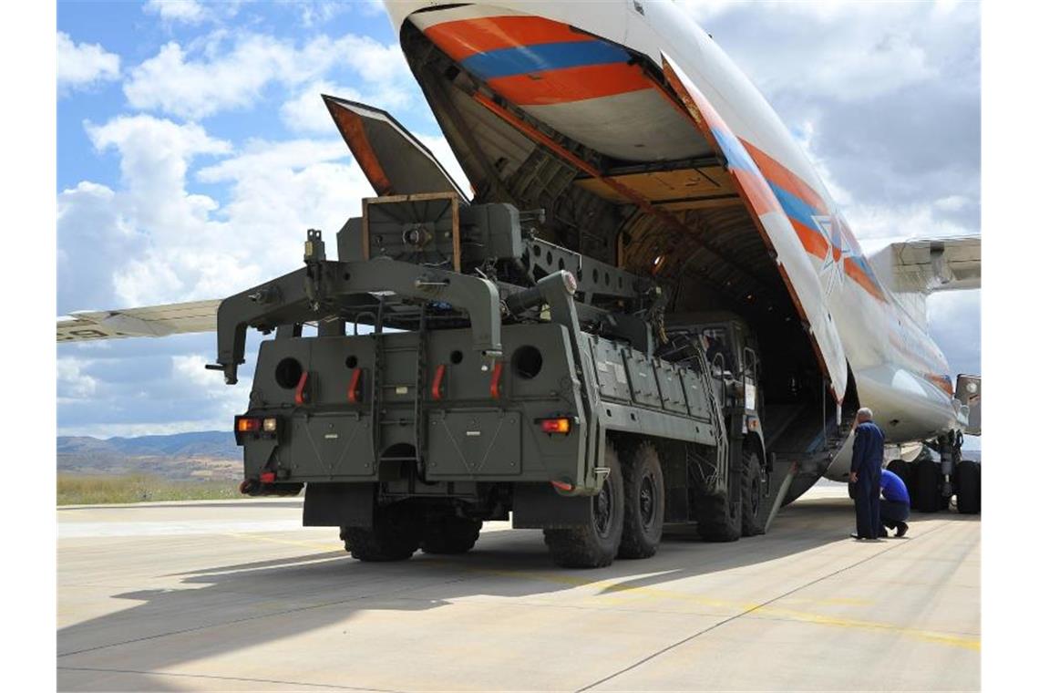 Trump: Verständnis für Türkei wegen russischen Waffensystems Teile des russischen Raketenabwehrsystems S-400 werden auf dem Luftwaffenstützpunkt Mürted aus einer Antonow entladen. Foto: Turkish Defense Ministry/XinHua