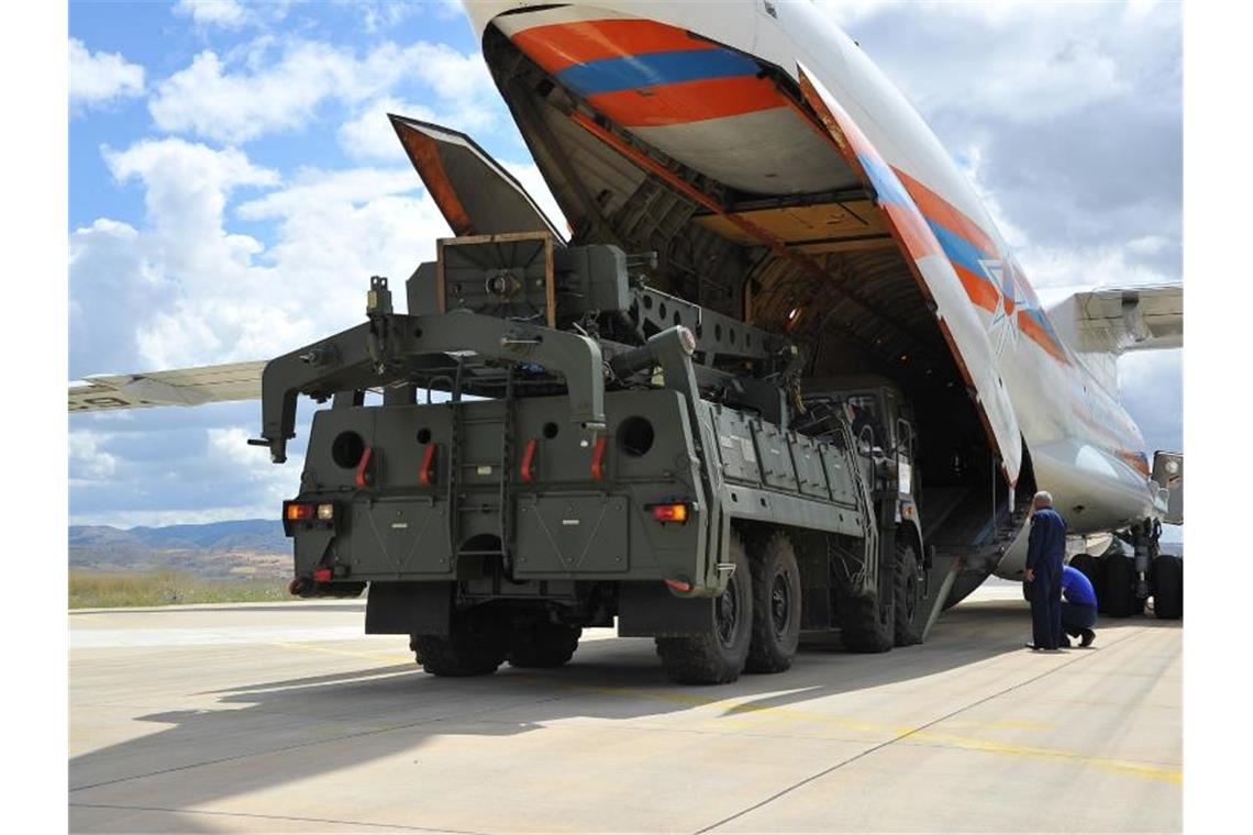 Teile des russischen Raketenabwehrsystems S-400 werden auf dem Luftwaffenstützpunkt Mürted aus einer Antonow entladen. Foto: Turkish Defense Ministry/XinHua