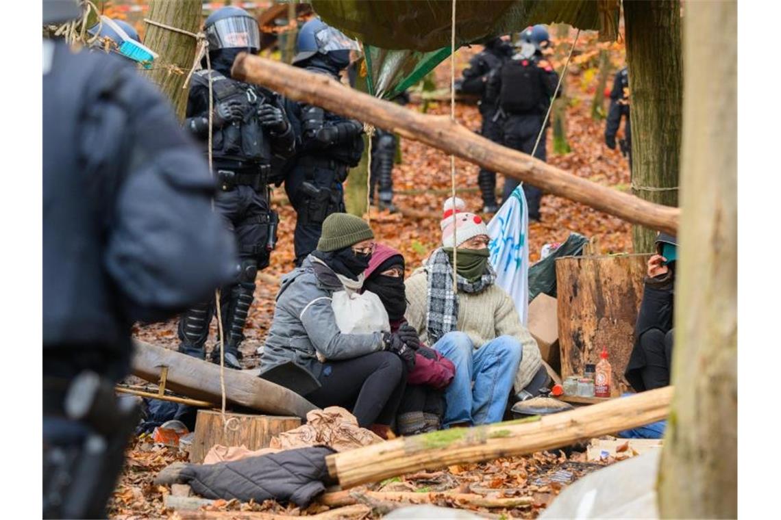 Teile des Waldstücks werden seit über einem Jahr von Umwelt- und Klimaschützern besetzt gehalten. Foto: Andreas Arnold/dpa