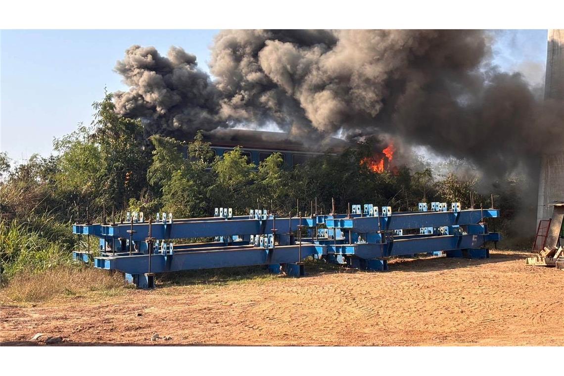 Teile des Zuges standen kurzzeitig in Flammen.