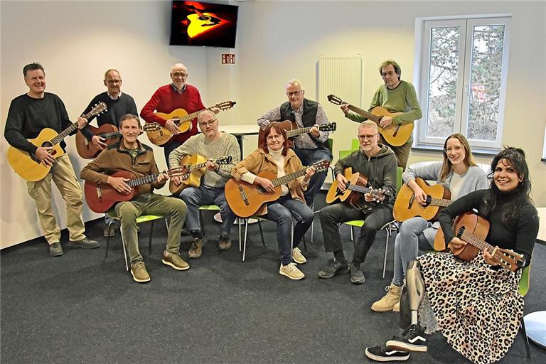 Teilen alle die Begeisterung für die Gitarre (von links): Jürgen Jakubzik, Dietrich Vonhoff, Gitarrenlehrer Heinz-Peter Bauer, Gerhard Schramm, Axel Fritz, Thomas Eckstein, Anette Mertlik, Grey Horward, Otmar Erhardt, Simone Kupka und Hülya Marquardt. Foto: Tobias Sellmaier