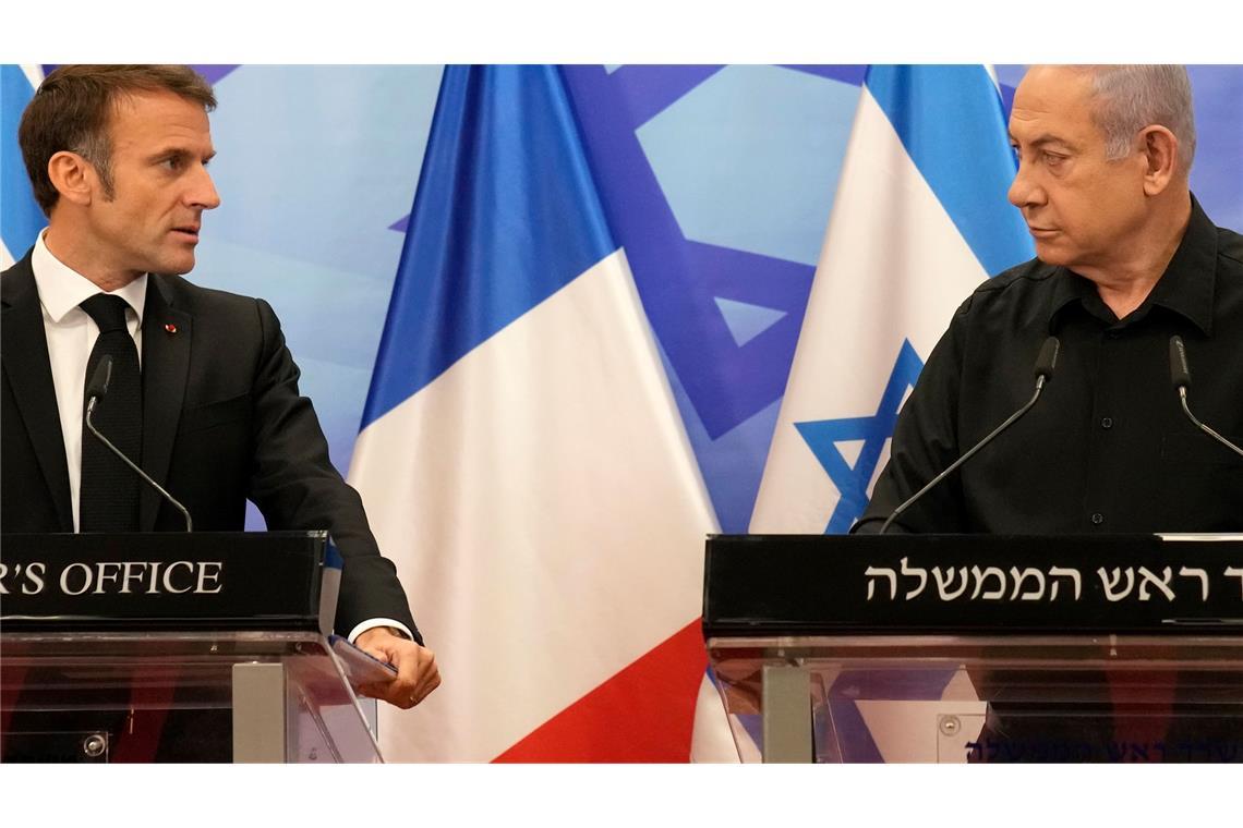 Netanjahu bekräftigt Ablehnung von Palästinenserstaat Teilen mit Blick auf einen palästinensischen Staat nicht die gleiche Meinung: der israelische Ministerpräsident Benjamin Netanjahu (r) und Frankreichs Präsident Emmanuel Macron. (Archivbild)
