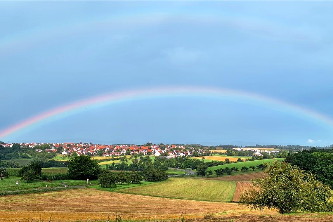 Später Frost, Starkregen und Goldherbst Teilen sich Regen und Sonne den Himmel, spannen sich farbenfrohe Regenbögen über den Horizont. Dieser hier zeigte sich Mitte August am Horizont von Erbstetten. Unsere Leserin Anja Bergmüller entdeckte und fotografierte das Prachtexemplar.Foto: A. Bergmüller
