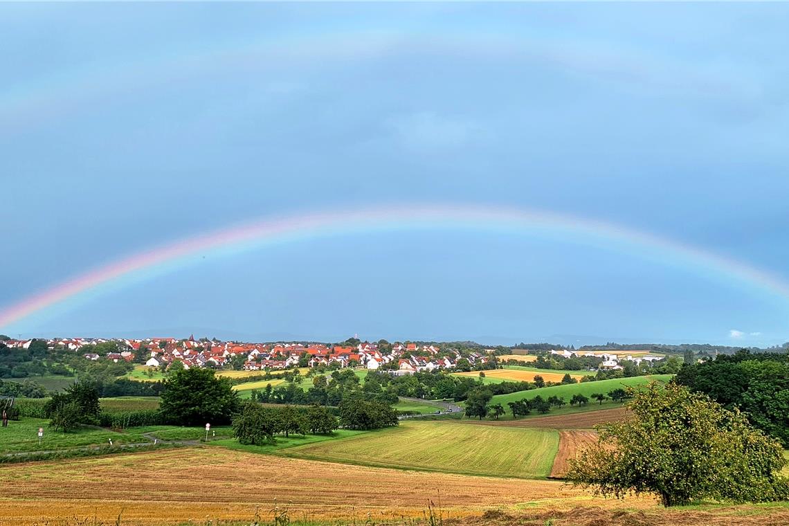 Teilen sich Regen und Sonne den Himmel, spannen sich farbenfrohe Regenbögen über den Horizont. Dieser hier zeigte sich Mitte August am Horizont von Erbstetten. Unsere Leserin Anja Bergmüller entdeckte und fotografierte das Prachtexemplar.Foto: A. Bergmüller