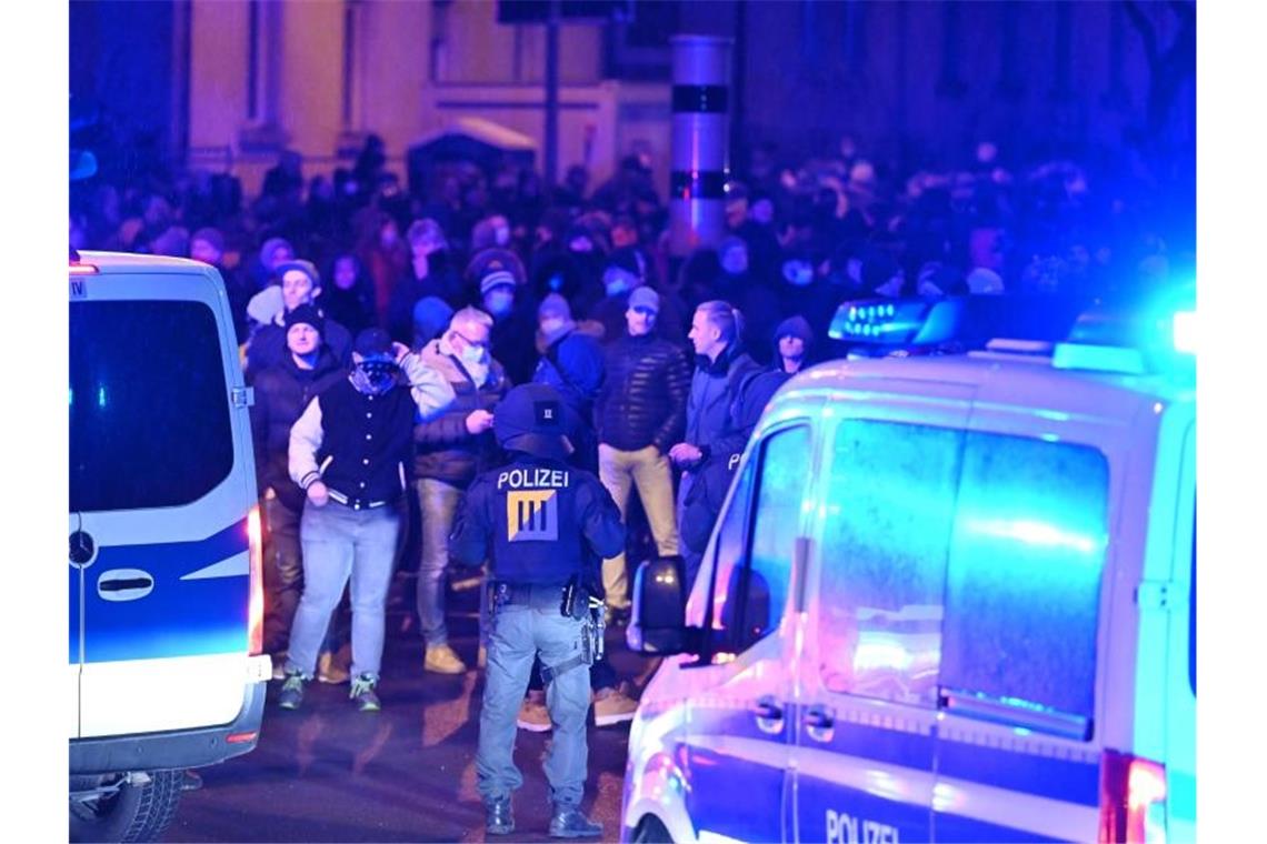 Teilnehmende eines sogenannten "Spaziergang" gegen die Coronamaßnahmen in Ravensburg. Foto: Felix Kästle/dpa