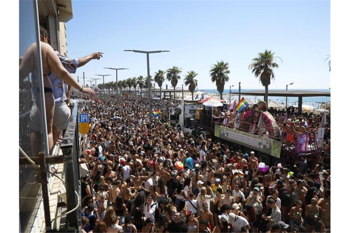 Tel Aviv: Über 100.000 Menschen feiern bei Gay-Pride-Parade Teilnehmende halten Fahnen, Fächer und Schirme in Regenbogenfarben bei der jährlichen Pride Parade. Foto: Ariel Schalit/AP/dpa