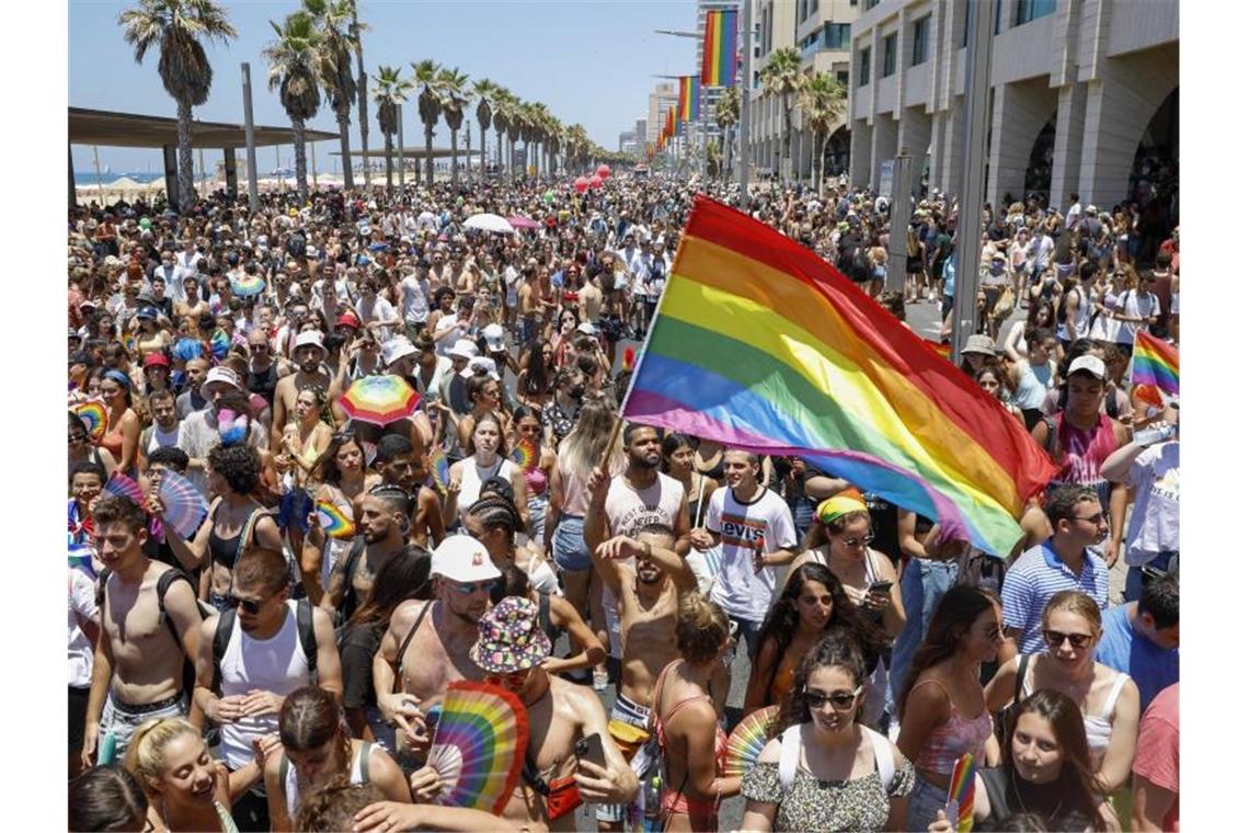 Tel Aviv: Über 100.000 Menschen feiern bei Gay-Pride-Parade Teilnehmende mit Fahnen, Fächern und Schirmen in Regenbogenfarben. Foto: Ariel Schalit/AP/dpa