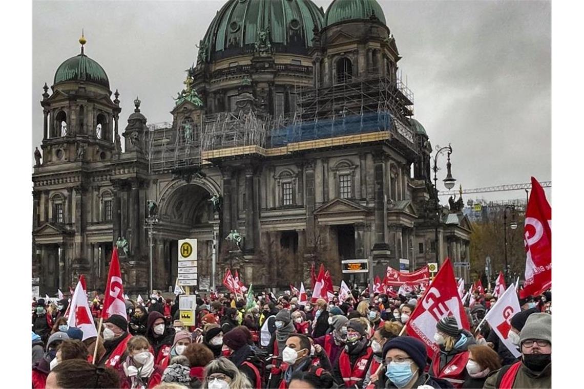 Teilnehmer am Warnstreik und an der Demonstration von Beschäftigten der Berliner Bürger- und Ordnungsämter und bei der Polizei demonstrieren und streiken im Lustgarten unweit des Berliner Doms. Foto: Paul Zinken/dpa