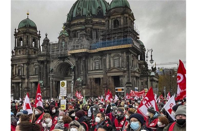 Teilnehmer am Warnstreik und an der Demonstration von Beschäftigten der Berliner Bürger- und Ordnungsämter und bei der Polizei demonstrieren und streiken im Lustgarten unweit des Berliner Doms. Foto: Paul Zinken/dpa