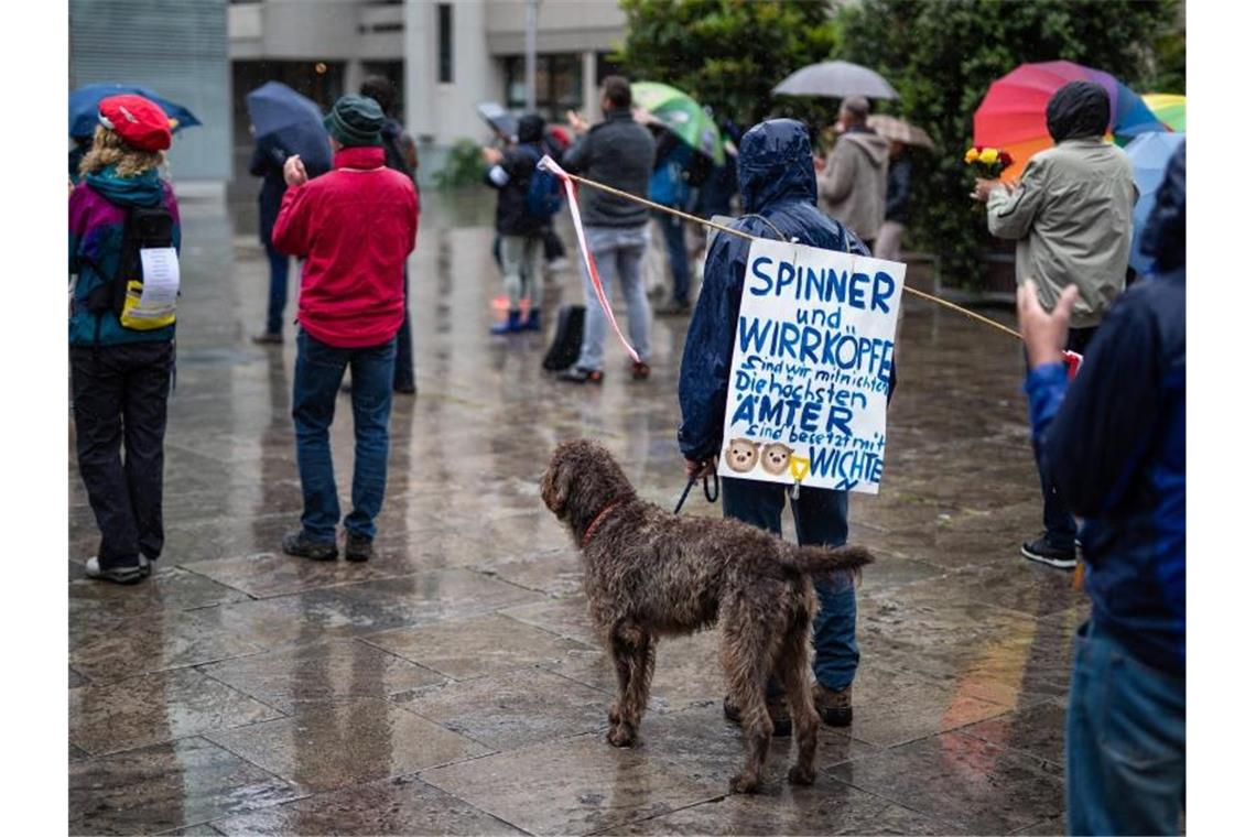 Proteste gegen Corona-Auflagen: Nur wenige Demonstranten Teilnehmer auf dem kleinen Schlossplatz bei einer Demonstration gegen Corona-Beschränkungen. Foto: Christoph Schmidt/dpa
